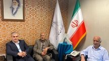 اهدای عکسهایی از امام خمینی (ره) به گنجینه برج آزادی / دیدار صمیمی پیشکسوتان هنرمند با عباس عظیمی